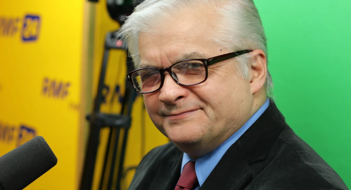 "W moim przekonaniu sędziowie mają w ręku potencjalnie coś w rodzaju bomby atomowej. Mogliby skutecznie zablokować te wszystkie brewerie wyczyniane przez PiS w wymiarze sprawiedliwości" - stwierdził w Popołudniowej rozmowie w RMF FM były premier Włodzimierz Cimoszewicz. "Taką bronią mógłby być strajk - nie formalnie strajk, bo sędziowie nie mają prawa do prowadzenia strajku, ale coś w rodzaju tzw. strajku włoskiego" - tłumaczył. Dlaczego w takim razie środowisko sędziowskie nie prowadzi takich działań? "To jest często zwykły ludzki oportunizm, wolą nie ryzykować, wolą nie wychylać się, wolą to przeczekać" - ocenił gość Marcina Zaborskiego. Pytany o to, czy objęcie przez Jarosława Kaczyńskiego stanowiska premiera byłoby "dobrą zmianą", Cimoszewicz odparł: "Byłaby to zmiana naturalna, przywracająca naturalność". "Ten, kto realnie decyduje, jest szefem partii, szefem tego układu politycznego jest premierem i bierze także na siebie odpowiedzialność związaną z tym stanowiskiem" - dodał. Czy polski rząd sformułuje żądanie wypłaty reparacji wojennych od Niemiec? "Żeby odpowiedzieć, trzeba byłoby wyjść z założenia, że rząd zachowuje się racjonalnie i logicznie. Niestety, w moim przekonaniu często nie. Nie wiem, czy wystąpi czy nie -  zapowiada, że wystąpi. Pani premier wielokrotnie mówiła, że trzeba o tym rozmawiać... Być może wystąpią, ale być może jednak zrozumieją, przyjmą do wiadomości, że się wygłupią po prostu, że to będzie kompromitujące" - ocenił Cimoszewicz. 