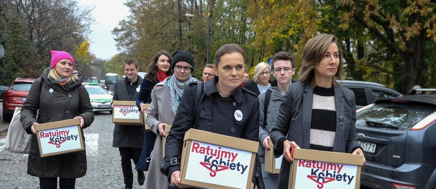 Przygotowany przez komitet "Ratujmy Kobiety 2017" obywatelski projekt liberalizujący prawo aborcyjne został dziś złożony w Sejmie. Pod propozycjami, które zakładają m.in. prawo przerywania ciąży do końca 12. tygodnia, zebrano ponad 400 tys. podpisów.