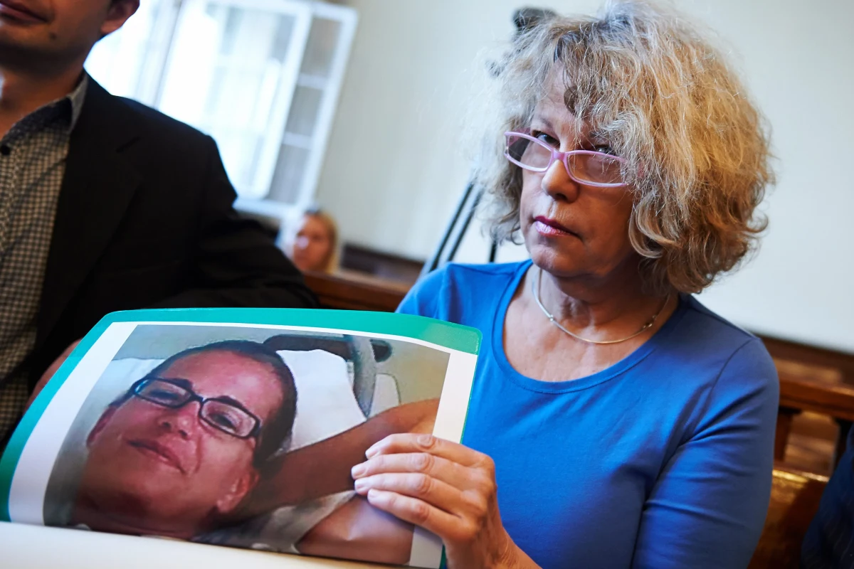 Chirurg uniewinniony, kary więzienia w zawieszeniu dla trzech osób. Taki - prawomocny - wyrok zapadł w gdańskim sądzie okręgowym w związku z przeprowadzoną siedem lat temu operacją powiększenia piersi, po której pacjentka ze Szwecji doznała ciężkiego uszkodzenia mózgu.