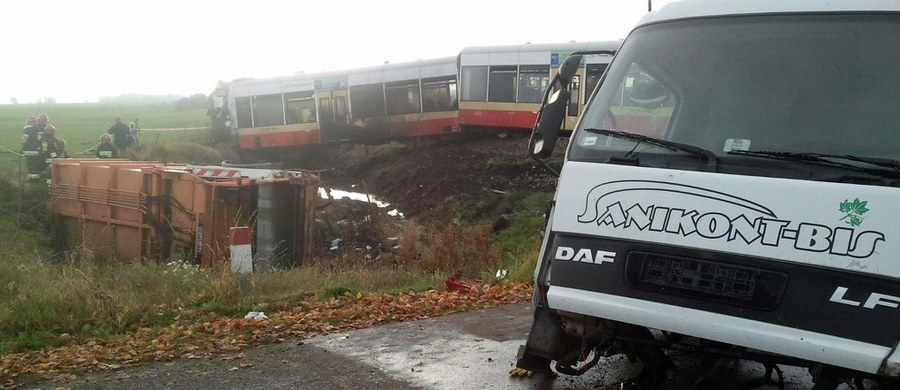 15 osób trafiło do szpitali po wypadku szynobusu pod Człuchowem na Pomorzu. Pojazd zderzył się ze śmieciarką na niestrzeżonym przejeździe kolejowym.
