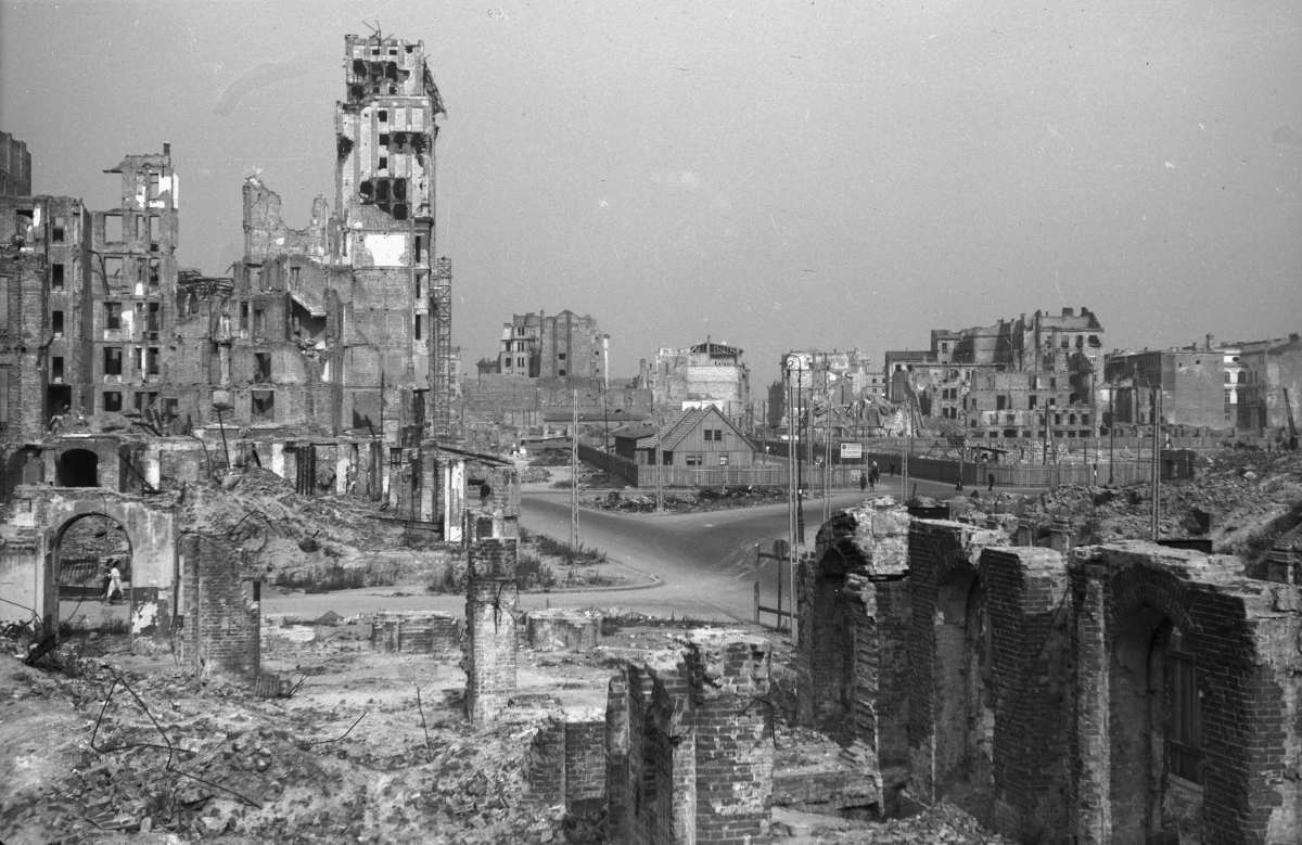 Poseł Prawa i Sprawiedliwości Arkadiusz Mularczyk oświadczył, że poprosił Biuro Analiz Sejmowych o wykonanie ekspertyzy prawno-historycznej, której przedmiotem ma być legalność władz PRL w okresie, gdy powstało oświadczenie o zrzeczeniu się reparacji wojennych, na które powołuje się strona niemiecka. Wcześniej o złożeniu wniosku w tej sprawie Mularczyk poinformował na swoim Twitterze.