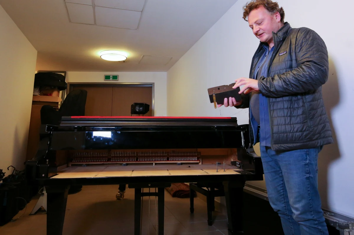 Dyrektor Filharmonii Kaliskiej zawiadomił policję o próbie usiłowania oszustwa przez jedną z lokalnych firm, która zamierzała sprzedać instytucji fortepian ze sfałszowanym numerem seryjnym. Filharmonia miała zapłacić 400 tys. zł za instrument wart 150 tys. zł.