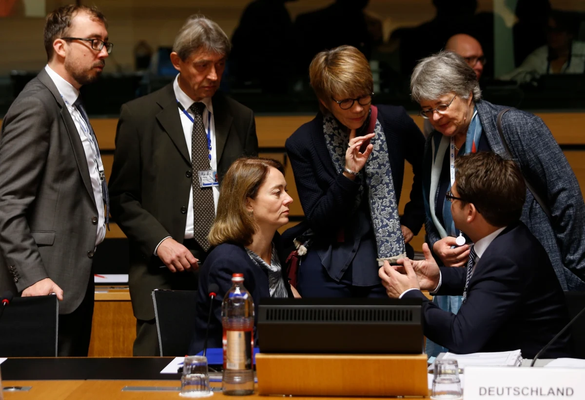 "Nasze stanowisko jest  - na nie" - powiedziała minister pracy Elżbieta Rafalska po ponad 13 godzinnych negocjacjach na posiedzeniu ministrów UE do spraw  socjalnych w sprawie delegowania pracowników. Chodzi o bardziej restrykcyjne przepisy dotyczące pracy między innymi naszych rodaków wysyłanych przez krajowe firmy za granicę.  Poza Polską przeciw głosowały Łotwa, Litwa i Węgry. Niekorzystnej propozycji nie udało się zablokować, gdyż większość krajów poparła propozycję estońskiej prezydencji. Wstrzymały się od głosu: Wielka Brytania, Chorwacja i Irlandia. Czechy i Słowacja poparły  zapisy prezydencji  - wyłamując się ze stanowiska uzgodnionego przez  Grupę Wyszehradzką. 