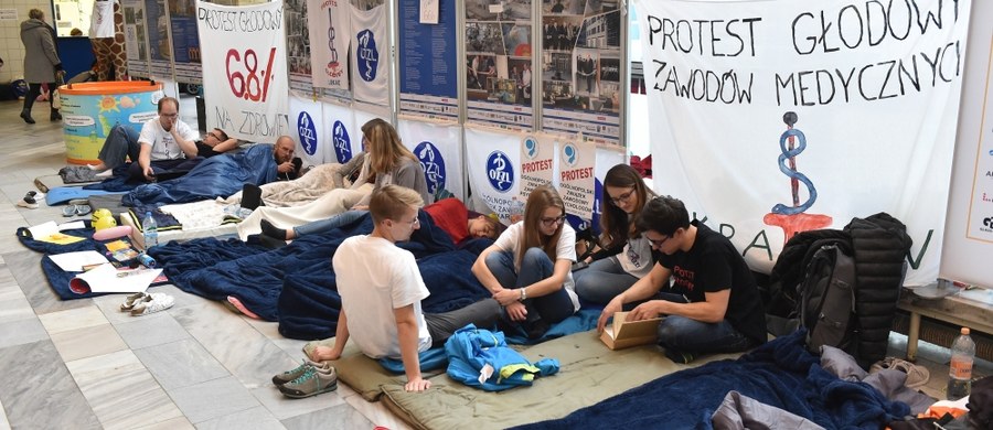 Krajowa Rada Lekarsko-Weterynaryjna popiera akcję protestacyjną lekarzy rezydentów prowadzoną od 2 października 2017 r. - poinformował rzecznik tej organizacji Witold Katner.