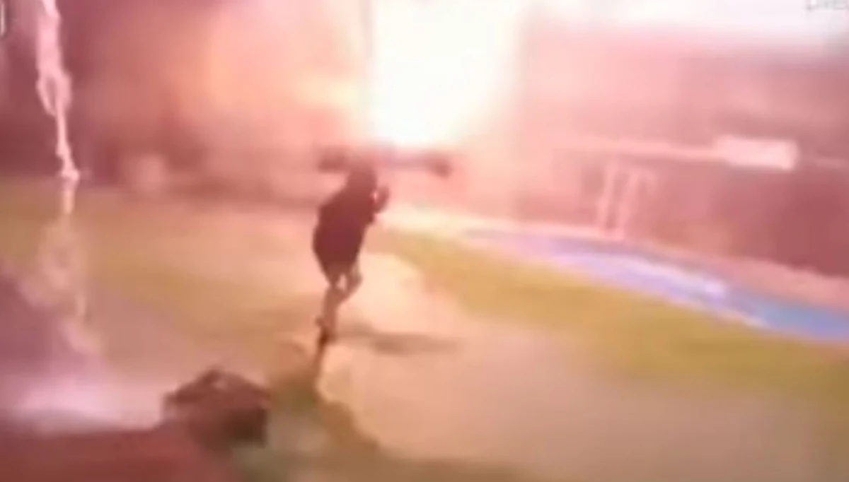 Krok od tragedii w Argentynie. Kobieta kręciła film, jak jej dziecko bawi się podczas burzy na przydomowym podwórku. W pewnym momencie tuż obok chłopca z parasolem uderzył piorun.