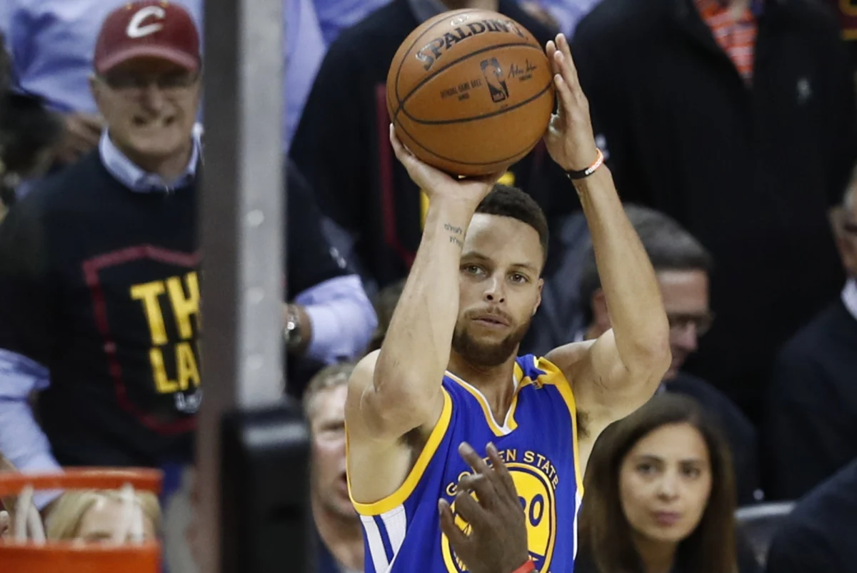 ​Koszykarz Stephen Curry musi zapłacić 50 tys. dolarów kary. Rozgrywający mistrzów NBA Golden State Warriors w końcówce sobotniego meczu z Memphis Grizzlies (101:111) rzucił w kierunku sędziego ochraniaczem na zęby.
