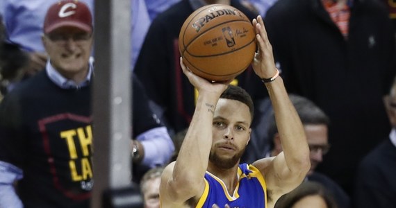 ​Koszykarz Stephen Curry musi zapłacić 50 tys. dolarów kary. Rozgrywający mistrzów NBA Golden State Warriors w końcówce sobotniego meczu z Memphis Grizzlies (101:111) rzucił w kierunku sędziego ochraniaczem na zęby.