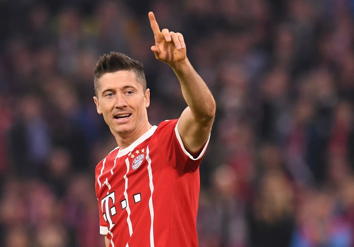 16. miejsce w plebiscycie FIFA na najlepszego piłkarza świata zajął Robert Lewandowski. Na pierwszym miejscu umieścili go w swoich ankietach selekcjoner polskiej reprezentacji Adam Nawałka i prowadzący kadrę Belize Ryszard Orłowski. Zwyciężył - już po raz piąty - Portugalczyk Cristiano Ronaldo.
