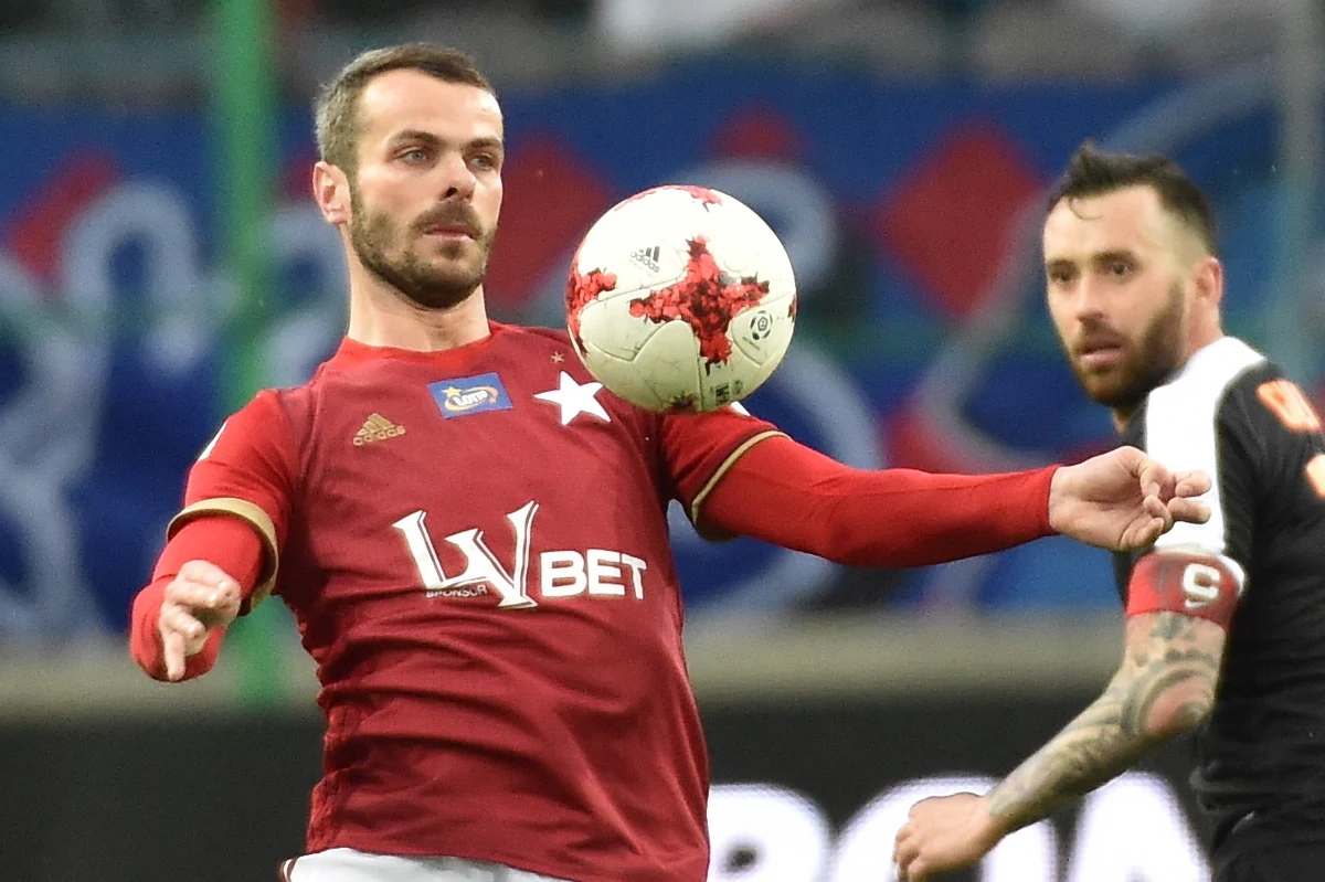 ​Paweł Brożek może już nie zagrać w tym roku. Piłkarz Wisły Kraków w niedzielnym meczu z Legią Warszawa doznał poważnej kontuzji, a leczenie i rehabilitacja potrwa do ośmiu tygodni.