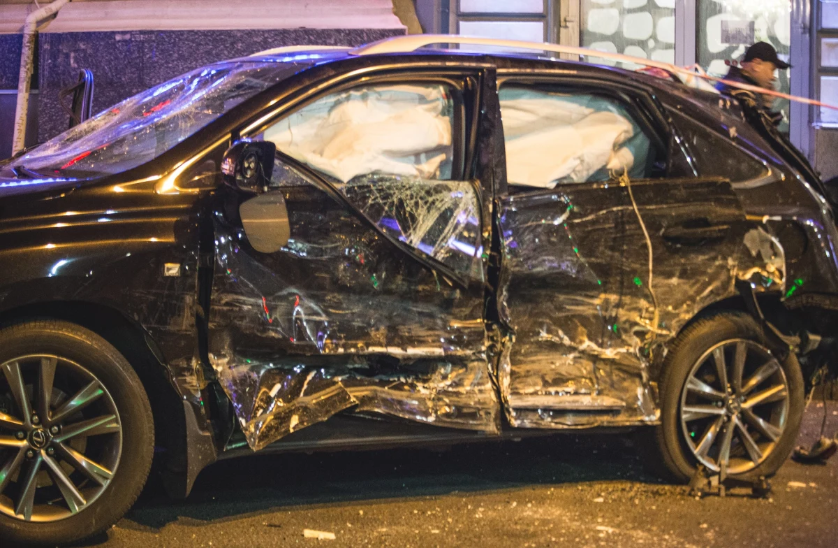 Wasyl Zajcew, ojczym 20-latki, która swoim luksusowym autem rozjechała na chodniku w Charkowie 5 osób, rozpoczął negocjacje finansowe z rodzinami ofiar. Oferuje im około 1 milion 240 tysięcy euro rekompensaty, by tylko nie zeznawali w sądzie przeciwko Olenie. Jeśli przyjmą pieniądze i przystaną na warunki oligarchy, jego córka może uniknąć 10 lat więzienia – podała ukraińska telewizja Wiesti.   