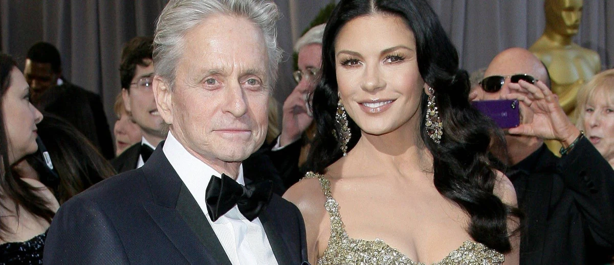 Niesamowita metamorfoza Catherine Zeta-Jones. Aktorka pojawiła się na gali FIFA, podczas której Cristiano Ronaldo został wyróżniony tytułem najlepszego piłkarza świata. 48-letnia Zeta-Jones przykuła uwagę mediów nie tylko z powodu pięknej kreacji, ale głównie ze względu na zmienioną twarz. 