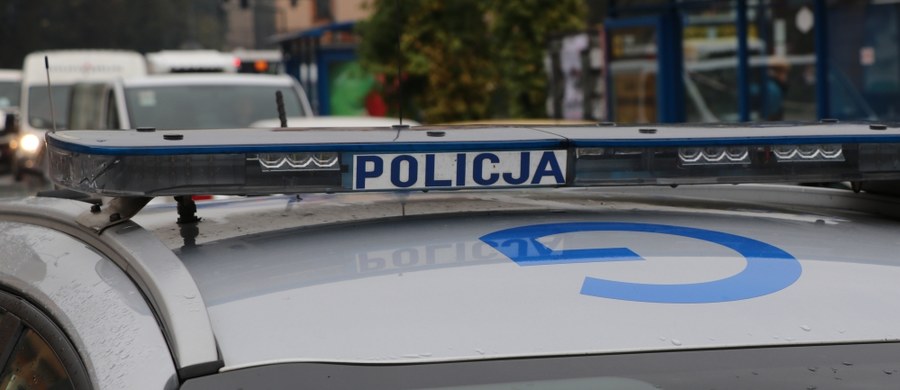 ​Policja pod nadzorem prokuratury wyjaśnia okoliczności śmierci 72-latki, której ciało w mieszkaniu w Stalowej Woli znalazła córka. Policja podejrzewa, że kobieta została zamordowana. W tej sprawie został zatrzymany 25-letni wnuk kobiety.