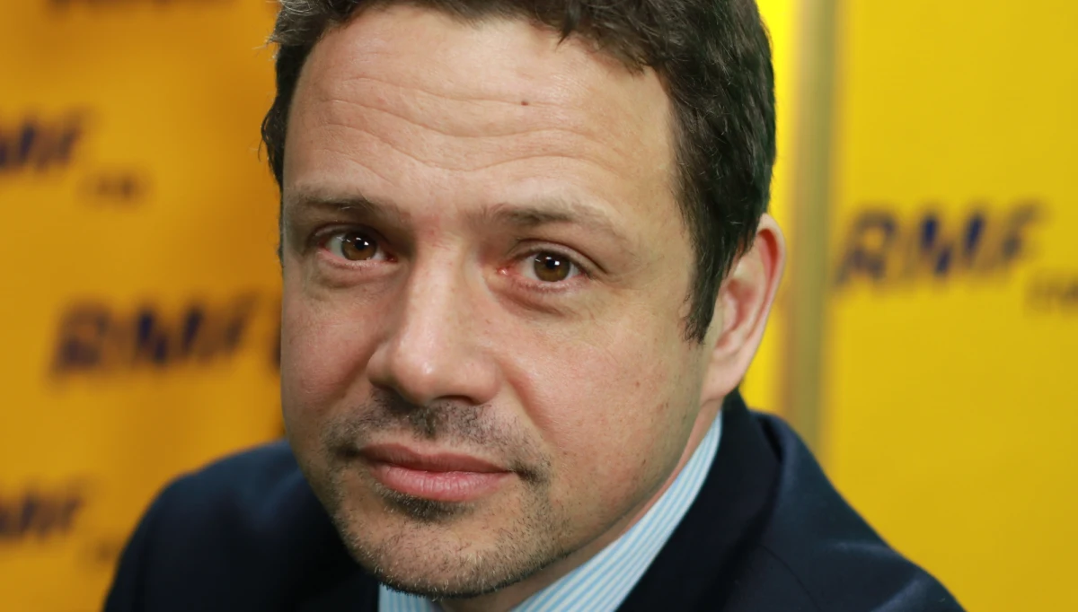 "Wymiana premiera byłaby ryzykowna, dlatego że pani premier Szydło jest niesłychanie popularna. Natomiast uważam, że Jarosław Kaczyński rzeczywiście powinien przejąć odpowiedzialność za władzę, bo takie sterowanie z tylnego siedzenia jest kompletnie niefunkcjonalne. Również z punktu widzenia choćby polityki europejskiej wolałbym, żeby premier Kaczyński brał odpowiedzialność za ten rząd, jeździł, negocjował na Radzie Europejskiej - może ta polityka wyglądałaby trochę bardziej odpowiedzialnie i poważnie" - mówił w Porannej rozmowie w RMF FM polityk PO Rafał Trzaskowski. Pytany o swoją możliwą kandydaturę na prezydenta Warszawy, odparł: "Pokazuję swoją determinację, to jest wyzwanie, od którego nie wolno się uchylać. Nie wolno oddać Warszawy Prawu i Sprawiedliwości". Odnosząc się zaś do afery reprywatyzacyjnej, Trzaskowski przyznał: "Prawdą jest, że wszystkie rządy - łącznie z rządem Platformy Obywatelskiej - ponoszą odpowiedzialność za to, że nie mamy dużej ustawy reprywatyzacyjnej - a tylko ta załatwiłaby cały problem".