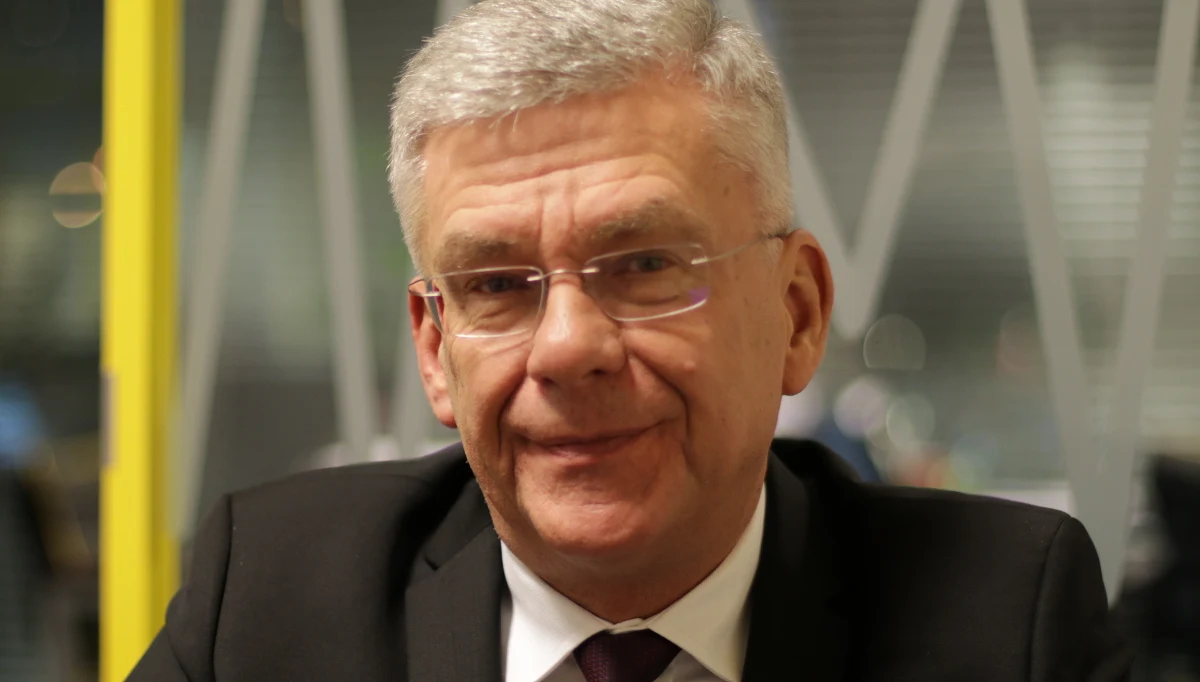 "Nie wybieram się do rządu" – oświadczył Stanisław Karczewski, gość Popołudniowej rozmowy w RMF FM. Marszałek Senatu dwa lata temu na antenie naszego radia nie wykluczał, że mógłby objąć tekę ministra zdrowia. Czy dziś ta deklaracja jest aktualna? "Gdyby była taka propozycja, to na pewno bym ją bardzo poważnie rozważył – dodał w rozmowie z Marcinem Zaborskim. "Jest dobrze, bardzo dobrze, ale nie idealnie. Ministrowie pracują bardzo różnie" – powiedział marszałek Karczewski, odnosząc się do zapowiedzi premier Beaty Szydło rekonstrukcji rządu. Zaznaczył, "są łatwiejsze i trudniejsze ministerstwa". Jego zdaniem, "Ministerstwo Zdrowia należy do trudniejszych". Pytany o to, kto zdecyduje o zmianach w rządzie: Beata Szydło czy Jarosław Kaczyński, Karczewski odpowiada: "Razem zdecydują, to jest zupełnie naturalne". "To będzie wspólna decyzja, dlatego że pan prezes Jarosław Kaczyński jest naszym szefem, szefem największej partii w Polsce, która rządzi. To jest naturalne i normalne, że takie decyzje podejmuje się z szefem partii" – powiedział nasz gość. 