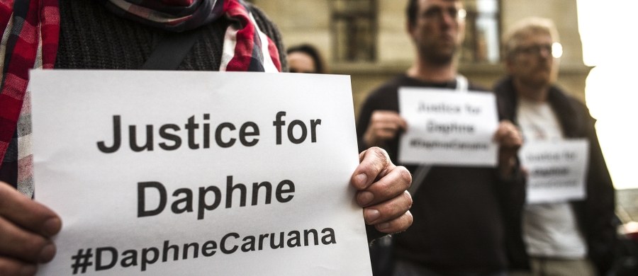 Przewodniczący Parlamentu Europejskiego Antonio Tajani zażądał w Strasburgu "międzynarodowego dochodzenia" w sprawie zamordowania maltańskiej dziennikarki tropiącej korupcyjne wątki prowadzące do najwyższych władz wyspy. Zabita 16 października Daphne Caruana Galizia "była strażniczką, żołnierzem pierwszej linii frontu obrony naszych wartości" - powiedział Tajani, oddając hołd zamordowanej dziennikarce.
