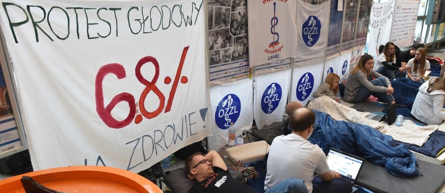 Na środę Małopolskie OZZL zapowiedziało protest wspierający głodujących lekarzy rezydentów. W ramach akcji wielu lekarzy nie przyjdzie do pracy. Okręgowa Rada Lekarska w Krakowie popiera protest, ale nie zgadza się z jego formą. Apeluje, by poparcie akcji nie kolidowało z obowiązkami wobec pacjenta.