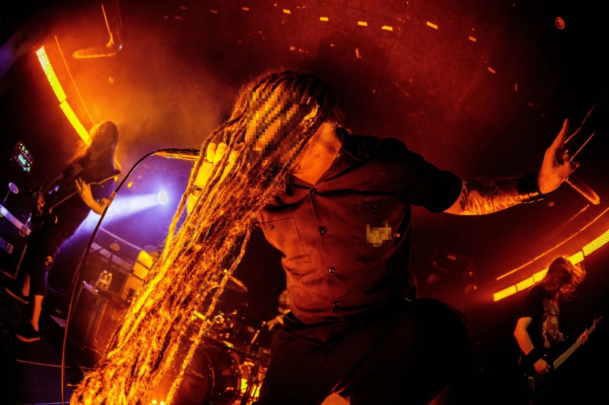 ​Wszyscy czterej muzycy polskiego zespołu death metalowego Decapitated zaprzeczyli we wtorek przed sądem w Spokane w stanie Waszyngton postawionym im zarzutom uprowadzenia i zgwałcenia kobiety. Do zdarzenia miało dojść w ich autobusie 31 sierpnia po koncercie w Spokane.