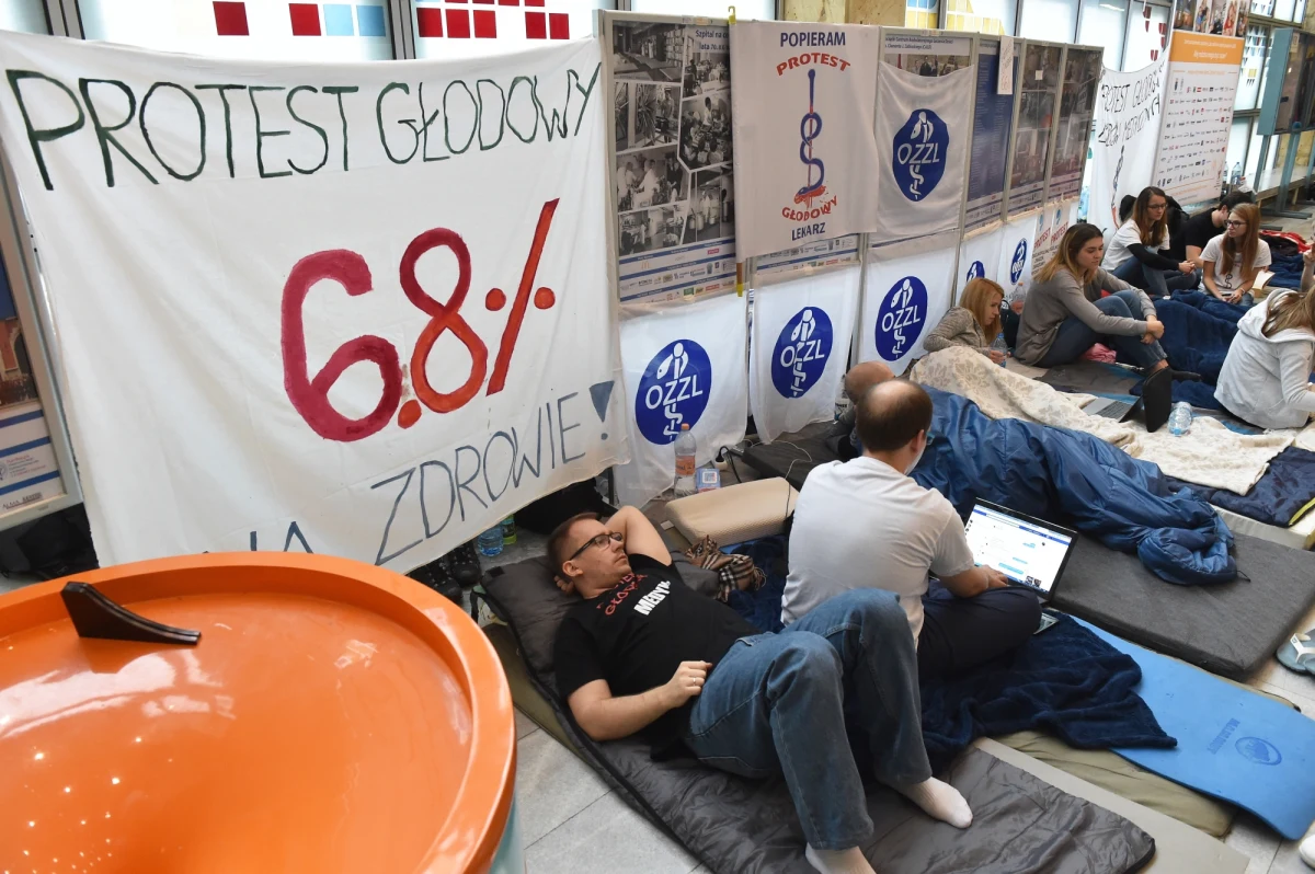 Dziś dzień bez lekarza w poradniach i szpitalach w Małopolsce. Część placówek pracuje w trybie ostrego dyżuru. W całym regionie urlopy na żądanie wzięło prawie 400 lekarzy. Chcą w ten sposób zamanifestować poparcie dla trwającego w całym kraju protestu rezydentów, domagających się m.in. podniesienia nakładów na ochronę zdrowia. Obecnie protesty głodowe trwają w Warszawie, Szczecinie, Lesznie, Łodzi, Gdańsku, Krakowie, Wrocławiu i Płocku.