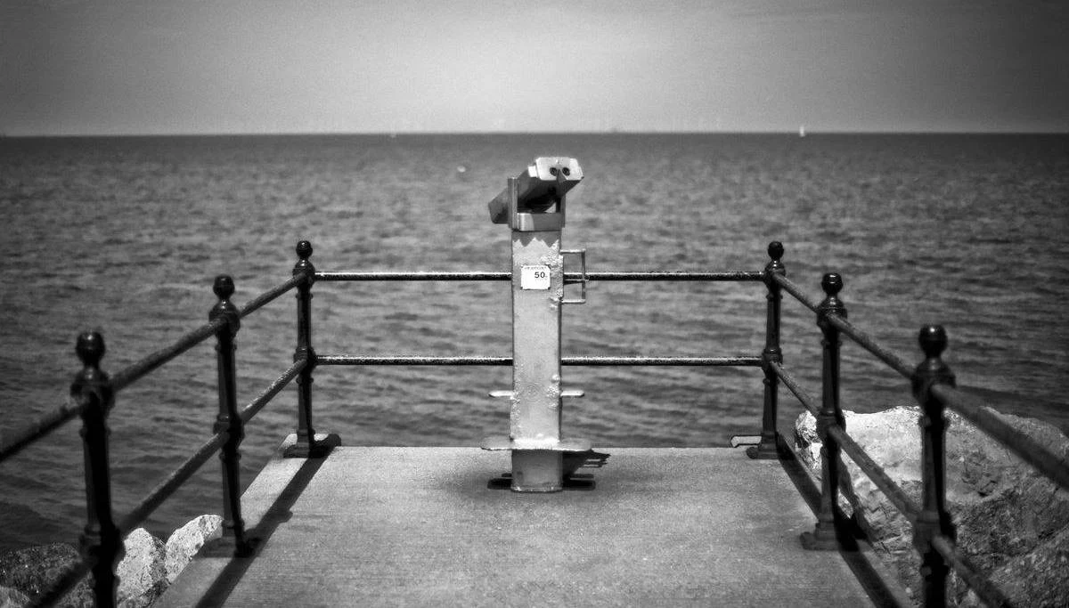 Fotografia nie jest zajęciem sezonowym. To nie wakacyjny flirt, albo chwilowe zauroczenie. Człowiek budzi się myśląc o fotografowaniu i kładzie się spać, nie przestając. Kadry nigdy nie znikają z powiek, nawet jeśli aparat jest w futerale. Mogę tylko napisać czym dla mnie jest fotografia, bo nie wiem czym jest dla innych. Każdy podpisuje ten cyrograf na własnych zasadach.