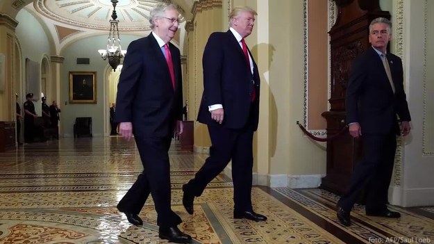 W trakcie spotkania Trump z senatorami w siedzibie Kongresu Stanów Zjednoczonych prezydent USA został obrzucony flagami Rosji.