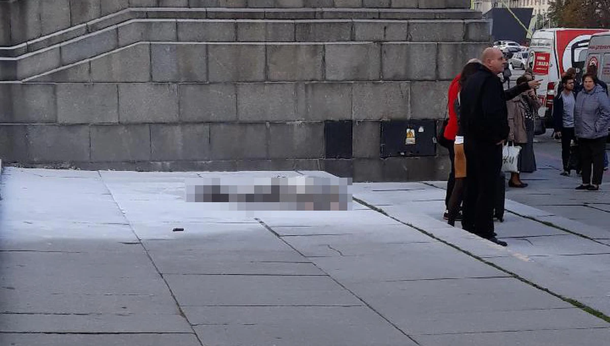 "Nic nie wskazuje na to, że do tego tragicznego zdarzenia ktoś się przyczynił" - takie są dotychczasowe ustalenia prokuratury w śledztwie dotyczącym zeszłotygodniowego samopodpalenia mężczyzny na Placu Defilad w Warszawie. 54-latek oblał się łatwopalną substancją. Ugasili go świadkowe. Mężczyzna w ciężkim stanie trafił do szpitala.