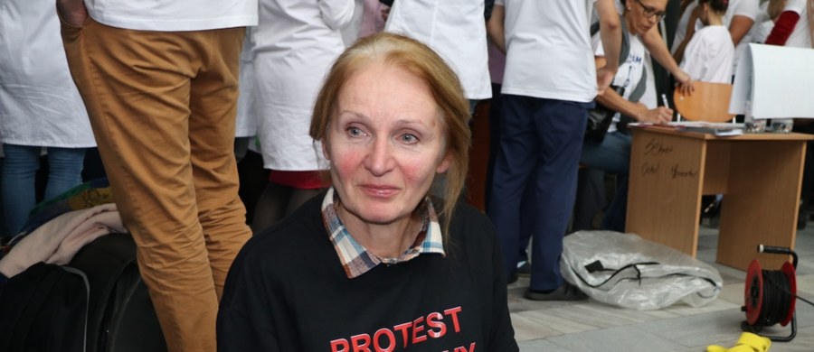 62-letnia pani Maria dołączyła do lekarzy rezydentów prowadzących protest głodowy w w Uniwersyteckim Szpitalu Dziedzięcym w Krakowie - Prokocimiu.  To już szósta osoba głodująca w tej placówce - informuje dziennikarz RMF FM Marek Wiosło. 