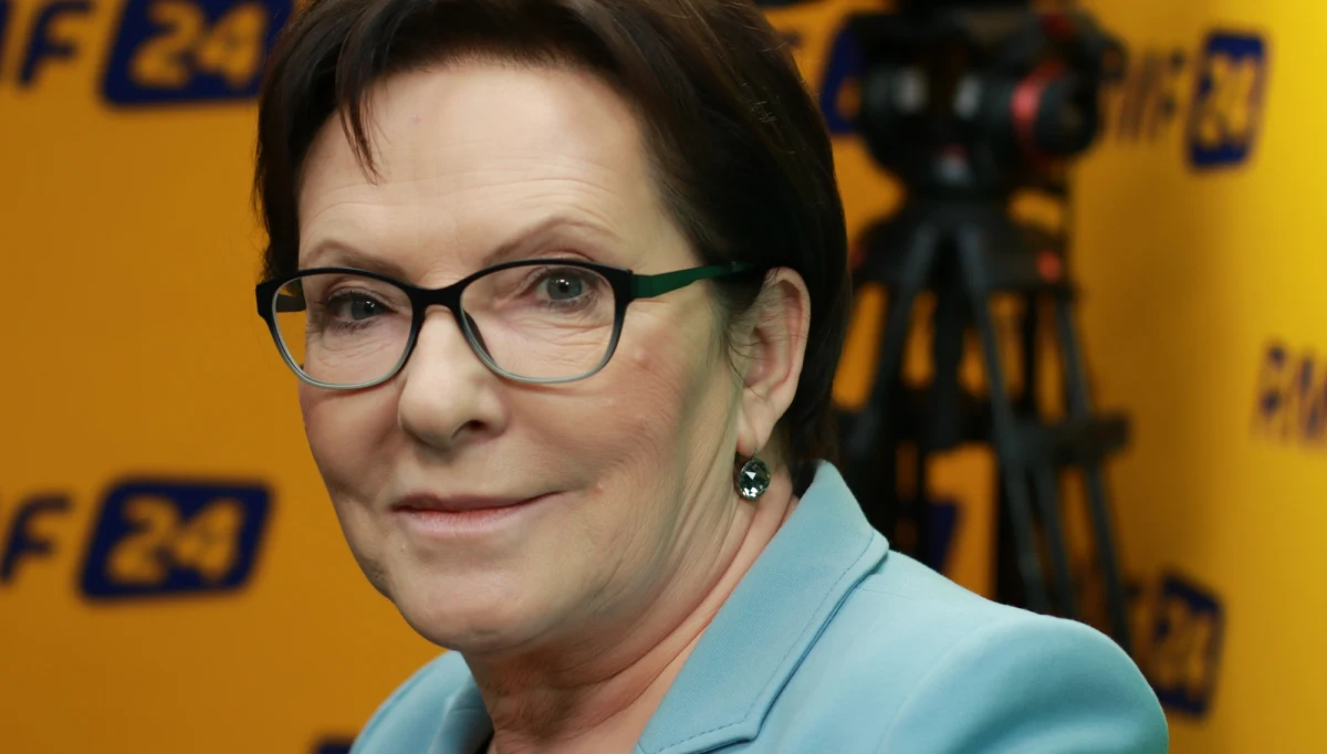 "Nie sądzę, by ten protest (lekarzy rezydentów – red.) miał charakter polityczny" – mówiła była minister zdrowia Ewa Kopacz w Popołudniowej rozmowie w RMF FM. Jej zdaniem, młodzi lekarze protestują w słusznej sprawie. "Sprawa dotyczy nie tylko młodych lekarzy, nie dotyczy personelu medycznego, ale dotyczy przede wszystkim pacjentów" - stwierdziła. Przypomniała, że to ona w 2009 roku podniosła rezydentury. Na co przeznaczyć w służbie zdrowia 6 proc. PKB, których domagają się protestujący? Na podwyżki dla lekarzy i pielęgniarek, czy na skrócenie kolejek? – odpowiadała pytając retorycznie b. premier w rządzie PO. "To pacjenci są pracodawcami wszystkich, którzy pracują w służbie zdrowia" – dodała Ewa Kopacz. "Wiedzieliśmy, że determinacja wyborców i chęć zmiany jest tak duża, że ta zmiana nastąpi" – tak Ewa Kopacz wspominała przegraną Platformy Obywatelskiej w wyborach parlamentarnych w 2015 roku. "Pomyślałam sobie, coś się zmienia. Nic nie trwa wiecznie" – dodała. A emocje? "Zawsze człowiekowi jest w takiej sytuacji przykro" – przyznała Ewa Kopacz w rozmowie z Marcinem Zaborskim. "Jeśli rzeczywiście ta komisja ma szczere intencje, to ja rozumiem, że zajmie się wszystkimi przypadkami reprywatyzacji, nie tylko wybranymi, którymi można gnębić Hannę Gronkiewicz-Waltz" – mówiła Ewa Kopacz o działalności komisji weryfikacyjnej w internetowej części rozmowy. Wiceprzewodnicząca PO uznała, że prezydent Warszawy "nie chce być ofiarą, której dokonają ścięcia głowy na oczach milionów Polaków, tylko dlatego że pan Jaki będzie startował w Warszawie i potrzebuje  sukcesu". 