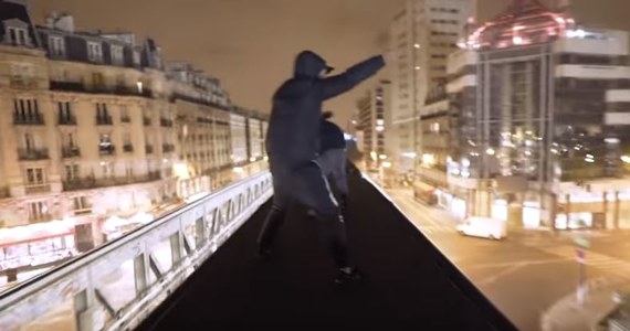 Francuska policja zapowiada zaostrzenie walki z groźną modą, która zapanowała wśród nastolatków - chodzi o "surfowanie na metrze". Nastolatek, który próbował jechać na dachu wagonu paryskiego metra zginął, a jego kolega znajduje się w stanie ciężkim w szpitalu.