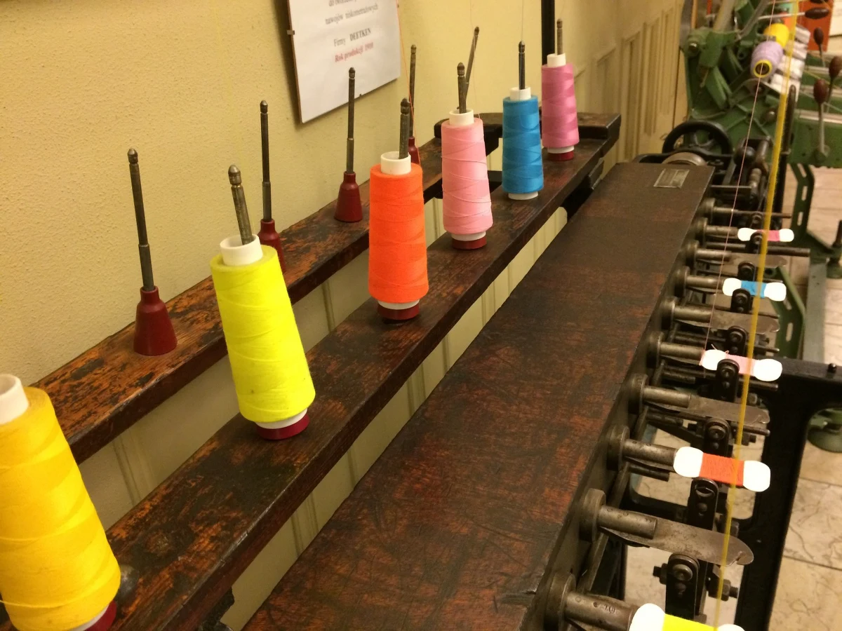 ​Najstarszy, działający do dziś zakład włókienniczy w Łodzi liczy 120 lat. To fabryka nici "Ariadna", która swoją działalność zaczynała w czasach "Ziemi obiecanej". Produkcja nadal prowadzona jest w starych, już zabytkowych budynkach.