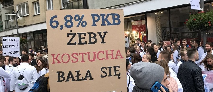 Kilkaset osób uczestniczy we Wrocławiu w marszu poparcia dla protestu lekarzy rezydentów, którzy prowadząc głodówkę domagają się zmian w systemie ochrony zdrowia. Dzisiejsza manifestacja ma pokazać, że z młodymi medykami solidarni są także pacjenci.