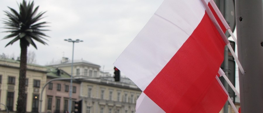 43 proc. Polaków uważa, że sprawy w Polsce idą w dobrym kierunku, podczas gdy odwrotne zdanie ma 36 proc. badanych, a 21 proc. nie ma zdania na ten temat - wynika z badania Kantar Public. Pozytywnie stan polskiej gospodarki ocenia 62 proc. respondentów, negatywnie 24 proc., a zdania nie ma 14 proc.