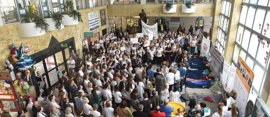 Do końca tygodnia lekarze rezydenci zdecydują, czy będą kontynuować protest głodowy. To już 24 doba ich głodówki. W ośmiu polskich miastach w ten sposób protestuje teraz 60 osób.