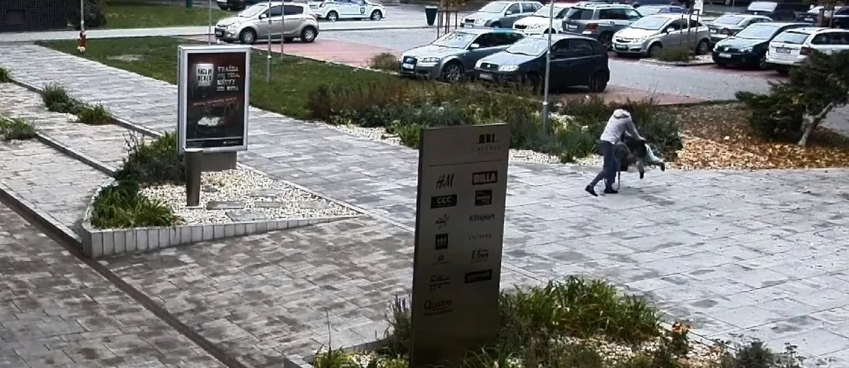 ​Kamera miejskiego monitoringu w Łuczeńcu na południu Słowacji nagrała brutalne zachowanie matki wobec swojego kilkuletniego dziecka. Na filmie widać zdenerwowaną kobietę, która podbiega do syna. Ten widząc ją, kładzie się na chodniku. Następnie matka podnosi dziecko i z dużą siłą rzuca nim o ziemię. 