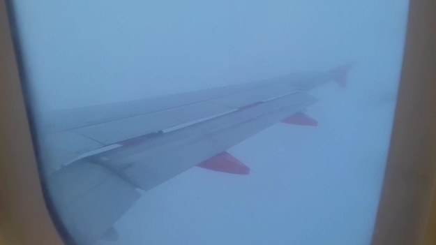 Są pasażerowie, którzy lecąc samolotem, nie chcą patrzeć przez okienka. Są te tacy, którzy to uwielbiają. Robią też wtedy zdjęcia lub nagrywają filmiki z pięknymi widokami. Czasami jednak, gdy na zewnątrz jest mgła, może zrobić się trochę strasznie...