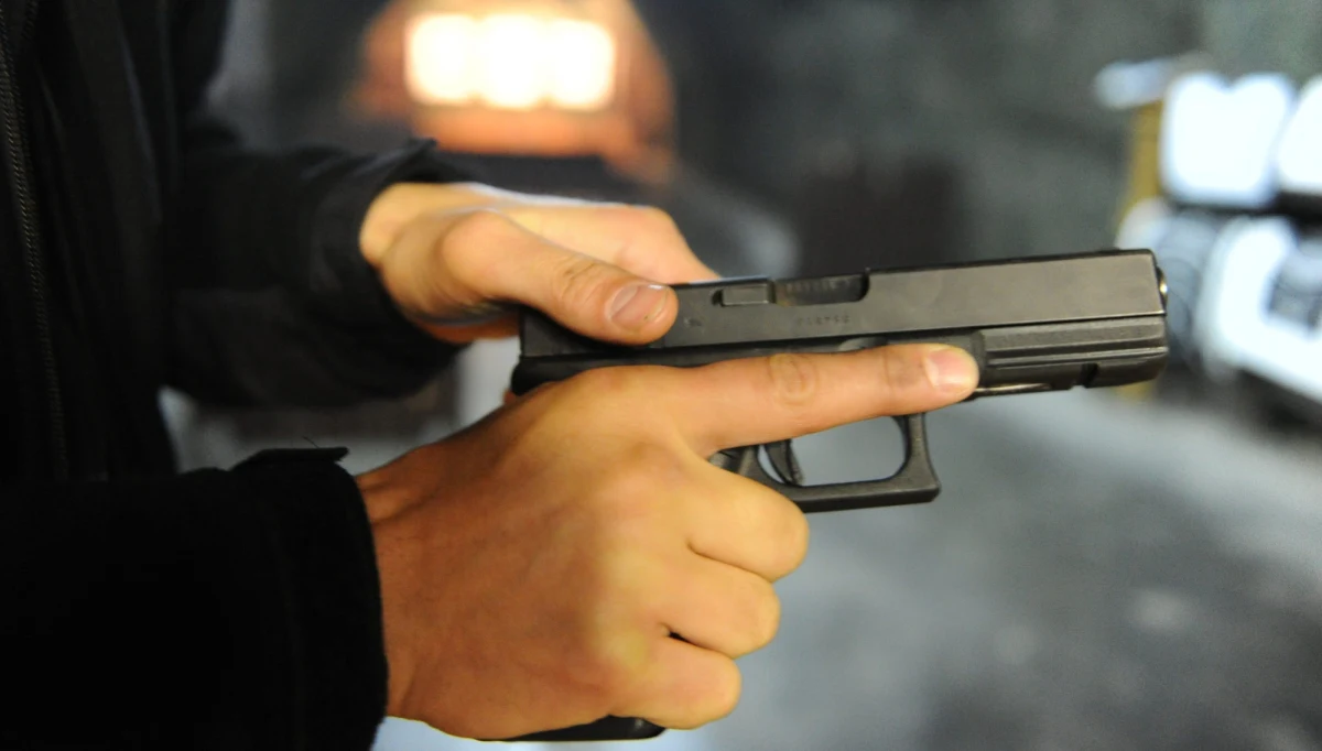 ​29-letni mieszkaniec Bytomia popełnił samobójstwo na strzelnicy sportowej w Tarnowskich Górach. Wycelował lufę w twarz i strzelił - podała śląska policja. To już drugi tego typu przypadek na tej samej dzielnicy w ostatnich kilku miesiącach.