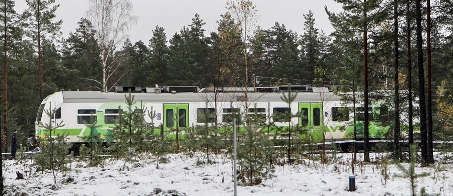 Co najmniej cztery osoby zginęły w czwartek rano w zderzeniu pociągu pasażerskiego z pojazdem wojskowym na południu Finlandii - poinformowała policja. Do wypadku doszło podczas manewrów wojskowych. Większość ofiar śmiertelnych to żołnierze.