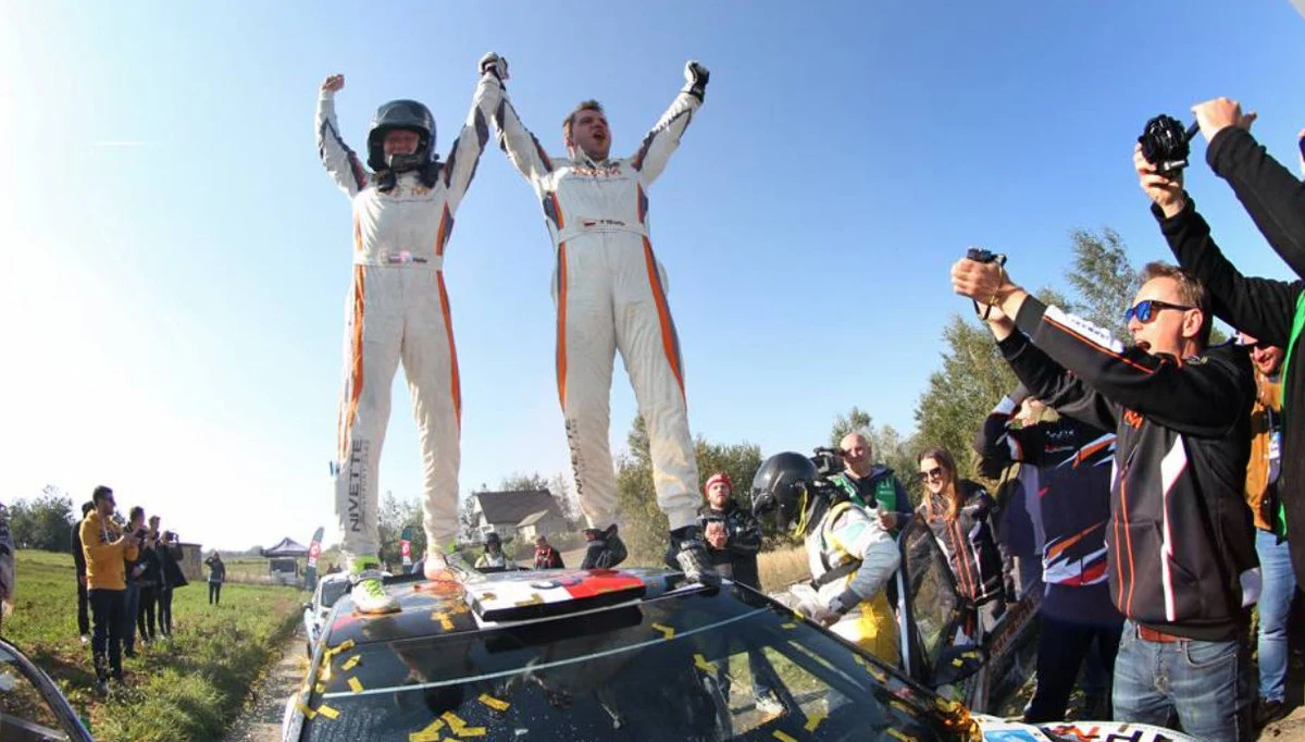 Rajdowi Mistrzowie Polski – Filip Nivette i Kamil Heller podsumowali w rozmowie z Patrykiem Serwańskim zakończony już sezon. Rajdowa załoga zapowiada w przyszłym sezonie starty w cyklu Mistrzostw Europy. W tym roku Nivette i Heller wystąpią jeszcze w Rajdzie Barbórka, który przyciąga do Warszawy wszystkich najlepszych kierowców z naszego kraju. „To na Karowej rozpoczęła się moja przygoda z rajdami” – przyznaje Nivette. 