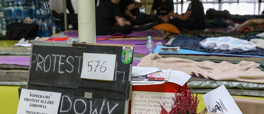 Najwcześniej od stycznia lekarze rezydenci mogą zrezygnować z dodatkowych dyżurów. To nowa forma protestu, którą rozważają młodzi medycy. Zamierzają pracować tylko na jeden etat - żeby pokazać, co stanie się, gdy ich zabraknie.