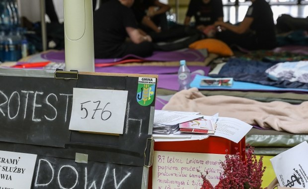 Najwcześniej od stycznia lekarze rezydenci mogą zrezygnować z dodatkowych dyżurów. To nowa forma protestu, którą rozważają młodzi medycy. Zamierzają pracować tylko na jeden etat - żeby pokazać, co stanie się, gdy ich zabraknie.