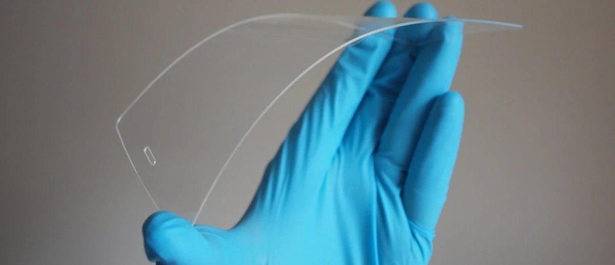 Pęknięty ekran komórki to problem, z którymi spotykamy się nader często. Smartfony mają to do siebie, że niezwykle łatwo wyślizgują się z dłoni i upadają. A ekrany wykonane są z przezroczystego i przewodzącego materiału, tlenku cyny indu, nie są odporne na uderzenia. Naukowcy z Uniwersytetu Sussex obiecują rychłe rozwiązanie problemu. Na łamach wydawanego przez American Chemical Society czasopisma "Langmuir" opisują nowy, akrylowy materiał, wzbogacony nanorurkami srebra i płatkami grafenu. Zapewnia on odporność na uderzenia, elastyczność i porównywalną funkcjonalność za ułamek dotychczasowych kosztów.