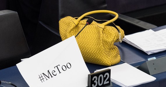 "Zero tolerancji oraz zwalczanie molestowania seksualnego i wykorzystywania seksualnego w UE" - głosi przyjęta rezolucja Parlamentu Europejskiego. Dokument jest wynikiem doniesień prasowych na temat przypadków molestowania w samym europarlamencie.