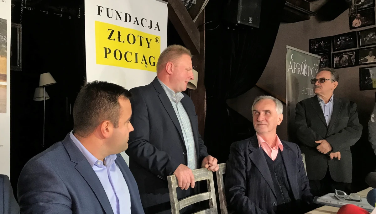 Blisko piętnaście metrów pod ziemią, na odcinku kilkuset metrów w skarpie kolejowej w Wałbrzychu na 65. kilometrze trasy z Wrocławia do Jeleniej Góry istnieje anomalia – to najnowsze wyniki badań geofizycznych w miejscu, gdzie ma być ukryty „złoty pociąg”. „Badania są obiecujące. Wykonamy w tym miejscu odwierty” – zapowiada Piotr Koper, poszukiwacz legendarnego składu.