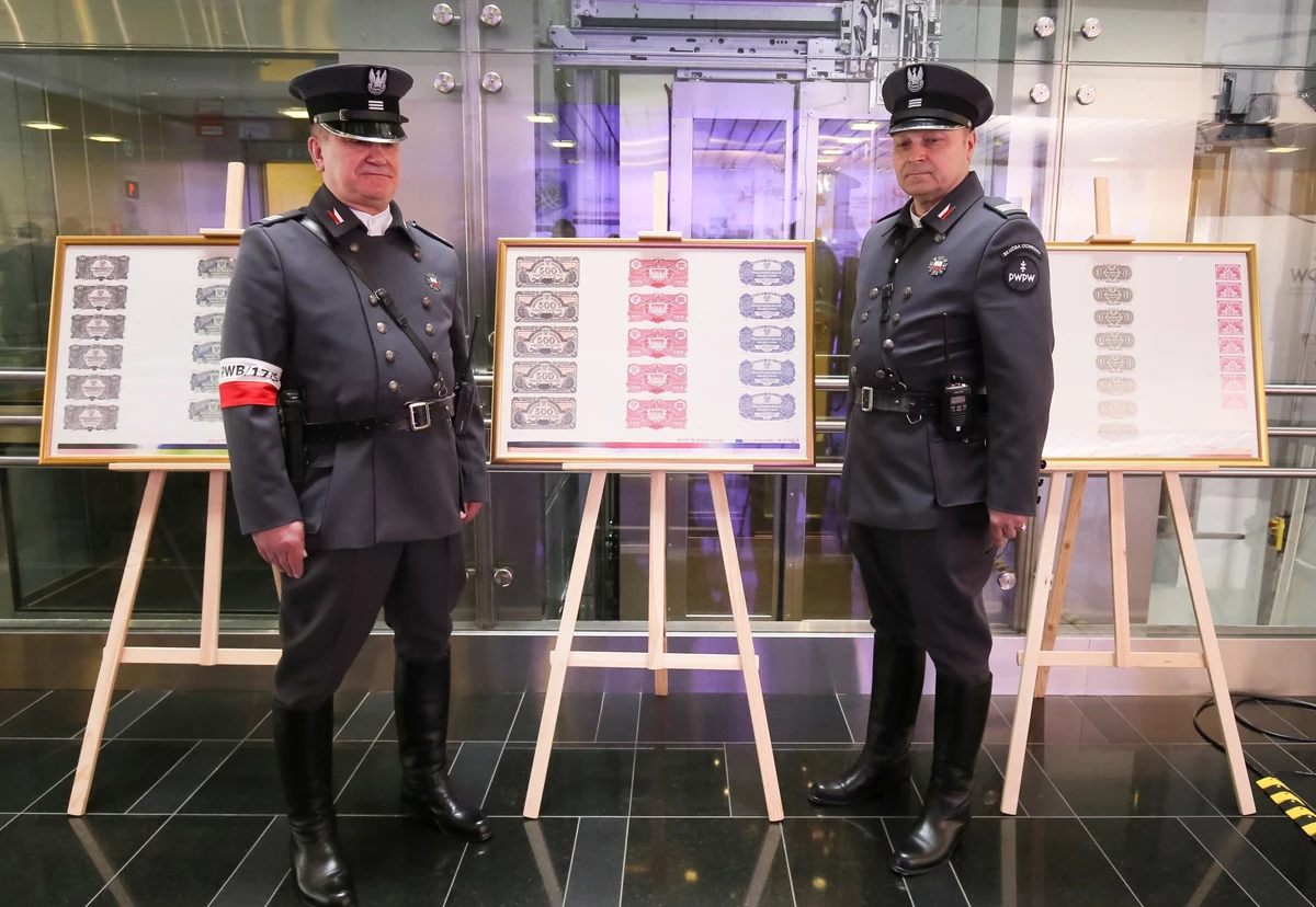 Ponad 800 tysięcy złotych kosztowały nowe galowe mundury dla kilkudziesięciu wartowników Polskiej Wytwórni Papierów Wartościowych - dowiedział się nieoficjalnie reporter RMF FM Grzegorz Kwolek. Pomysł wymiany mundurów na przypominające strój żołnierzy Armii Krajowej był oczkiem w głowie odwołanego w ubiegłym tygodniu prezesa Piotra Woyciechowskiego.