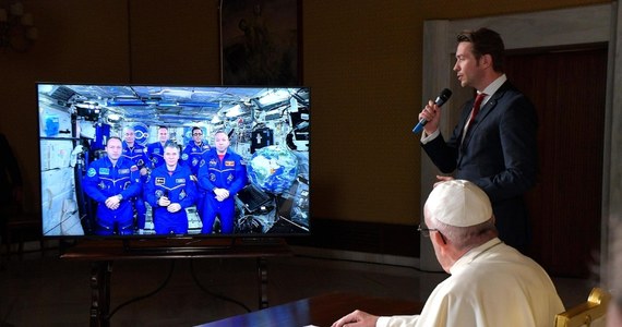 "Jesteście małym ONZ" - mówił papież Franciszek podczas telemostu z sześcioma astronautami przebywającymi na Międzynarodowej Stacji Kosmicznej. Papież zadał im sześć pytań; jedno z nich dotyczyło ich wizji miejsca człowieka we wszechświecie.