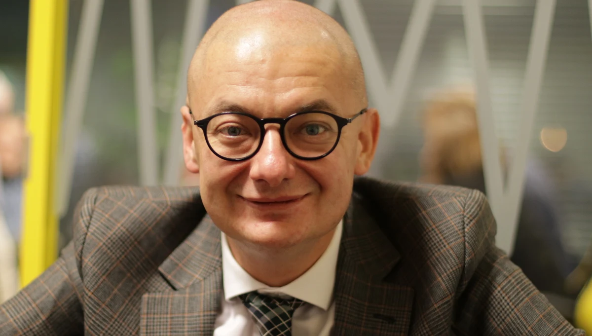 "Życzyłbym sobie tego, żeby Jarosław Kaczyński zastąpił Beatę Szydło na fotelu premiera" – powiedział Michał Kamiński, gość Popołudniowej rozmowy w RMF FM. Jego zdaniem, byłaby wtedy czytelniejsza sytuacja. "I tak Jarosław Kaczyński rządzi" – dodał. Kamiński jest przekonany o tym, że nie premier Beata Szydło, ale prezes PiS decyduje o roszadach w rządzie. "Kaczyński lubi, by każdy, kto dla niego pracuje miał poczucie, że ta fucha nie jest dana mu raz na zawsze" – dodał wieloletni spin doktor Prawa i Sprawiedliwości. Kamiński z jednej strony chciałby, by Kaczyński zastąpił Beatę Szydło na fotelu premiera, z drugiej – jak mówi – mu "się to nie skleja". "Jeżeli zostanie premierem, to będzie oznaczało, że to jest już ostatnia karta wyjęta z talii PiS” – dodał. "Ten rząd traci, kiedy staje oko w oko z obywatelami. Wtedy cały urok opada. Wtedy z nich wychodzi ta straszna pogarda dla Polaków i arogancja" – tak z kolei Michał Kamiński komentuje postawę rządu wobec protestujących lekarzy rezydentów. 
"Ta seria nieszczęśliwych wypowiedzi pod adresem lekarzy: a to że schudną, jak będą głodowali; a to, żeby sobie wyjechali, pokazuje jak ta ekipa Prawa i Sprawiedliwości gardzi Polakami" – stwierdził gość Marcina Zaborskiego. 