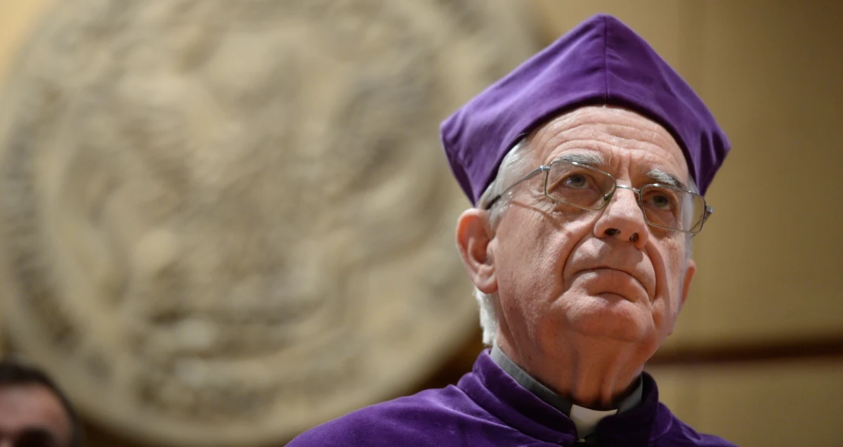 Benedykt XVI czuje się tak, jak czuje się osoba 90-letnia, ale jego intelekt jest - tak jak był - błyskotliwy i bardzo dobrze się z nim rozmawia - powiedział w Bydgoszczy były rzecznik Watykanu ks. Federico Lombardi. Duchowny pytany przez dziennikarzy o stan zdrowia emerytowanego papieża, przyznał, że w czasie obecnego, krótkiego pobytu w Polsce był pytany o to dziesiątki razy. 