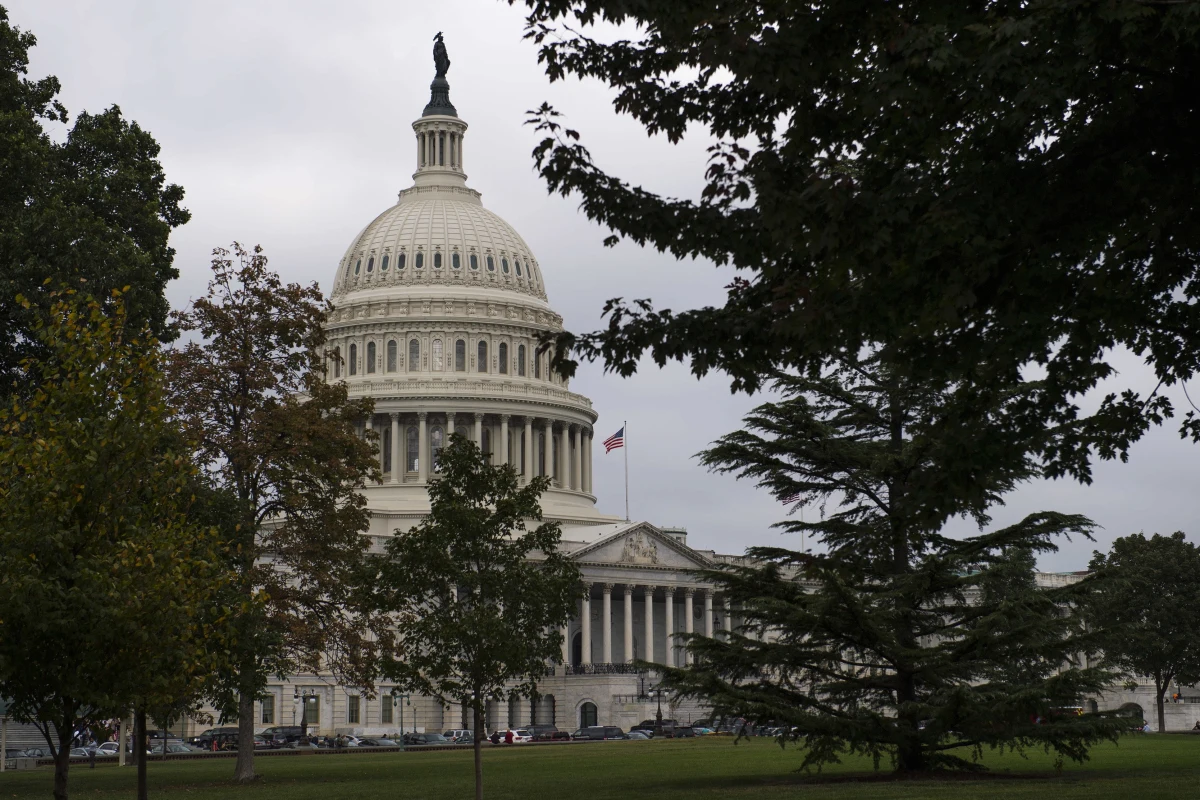 ​Republikański senator Robert "Bob" Corker podczas spotkania z zastępcą sekretarza stanu, Johnem Sullivanem w czwartek próbował ustalić, dlaczego Biały Dom do tej pory nie wprowadził sankcji wobec Rosji. Miały one wejść w życie zgodnie z ustawą 1 października. Po spotkaniu z Sullivanem, senator Corker, przewodniczący senackiej komisji spraw zagranicznych, stwierdził w wydanym przez siebie oświadczeniu, że "wyjaśnienia przedstawione przez Departament Stanu są pierwszym krokiem w kierunku odpowiedzialnego wprowadzania w życie tej skomplikowanej ustawy". "Kongres spodziewa się szczegółowych i szybkich konsultacji do czasu pełnego wprowadzenia jej postanowień w życie" - dodał Bob Corker.