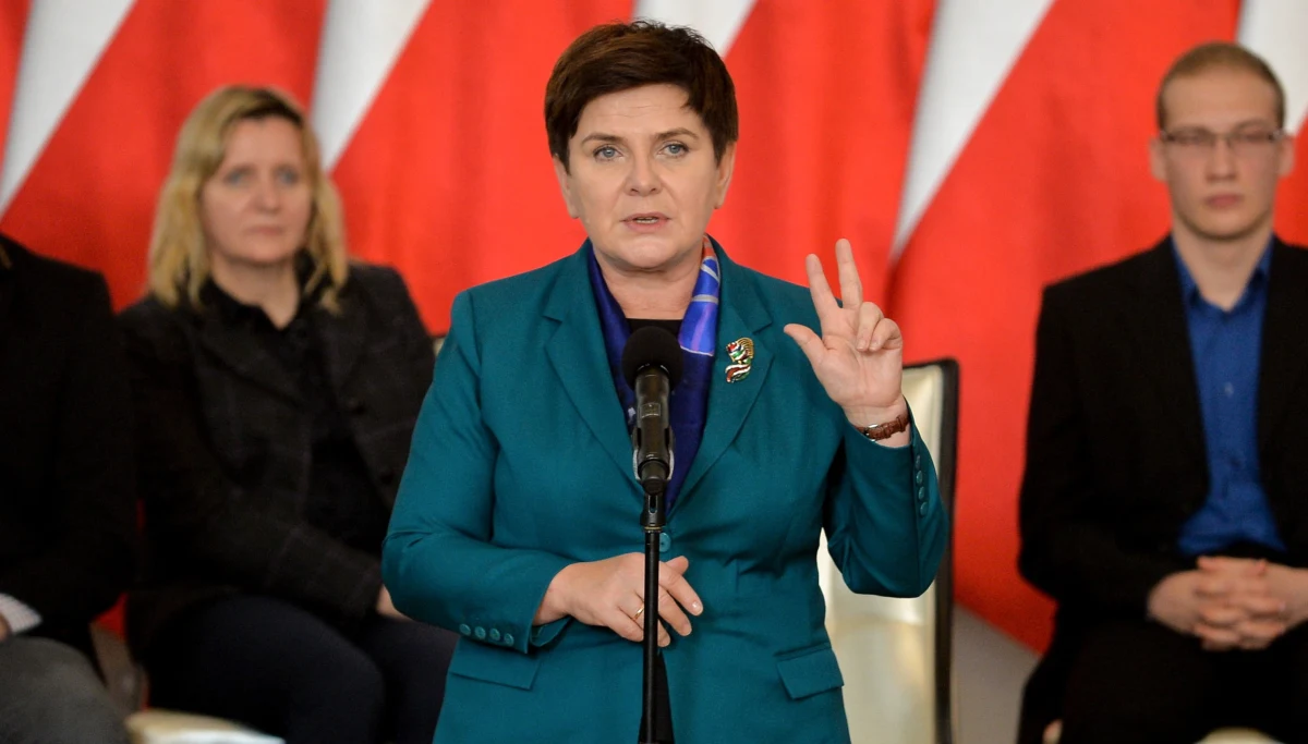 ​Chciałabym, żeby Donald Tusk pamiętał, skąd pochodzi - powiedziała premier Beata Szydło w wywiadzie dla "Polski The Times". W jej ocenie, Polacy, którzy pełnią ważne funkcje w Brukseli, "poczuli się bardziej Europejczykami niż wszyscy inni Europejczycy".