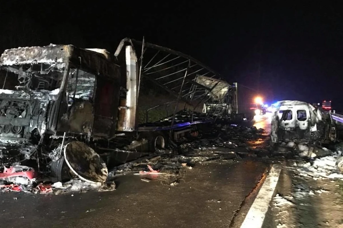 ​To kierowca ciężarówki najprawdopodobniej spowodował w środową noc dramatyczny wypadek na krajowej "jedynce" w Mykanowie pod Częstochową. Zginęły wtedy dwie osoby, a trzy auta spłonęły. Mężczyzna usłyszał zarzut spowodowania śmiertelnego wypadku. Może opuścić areszt po wpłaceniu 5 tysięcy złotych kaucji. Ma policyjny dozór i odebrane prawo jazdy.