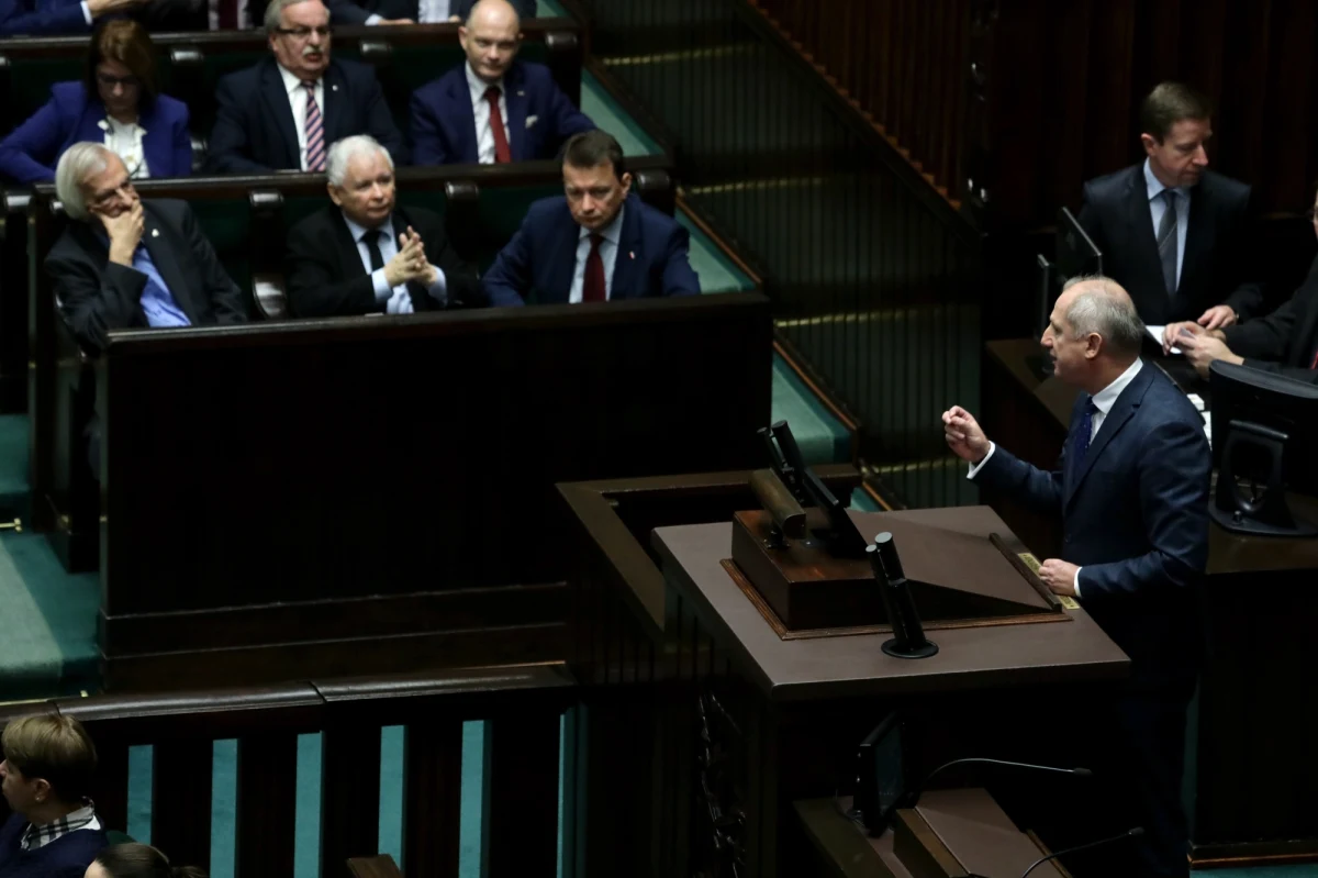 "Uchwalenie dobrego prawa w takim tempie jest niemożliwe. To praca jak za pierwszego sekretarza KC". Tak o sejmowych pracach nad ustawą o zaopatrzeniu w wodę mówili samorządowcy i opozycja. Ustawa zakłada, że gminy nie będą już same ustalać cen wody - taryfy będzie zatwierdzać rządowy regulator. Pracę nad projektem zaczęto wczoraj, a już dzisiaj został przegłosowany.